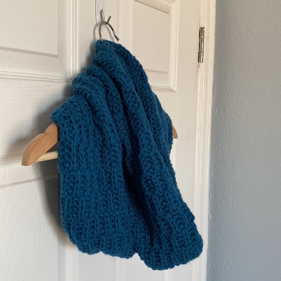 HANDMADE knitted cowl in blue - Picture 2 of 4